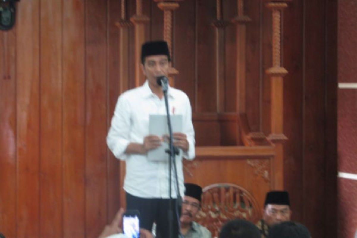 Presiden bagikan 240 sertifikat tanah wakaf