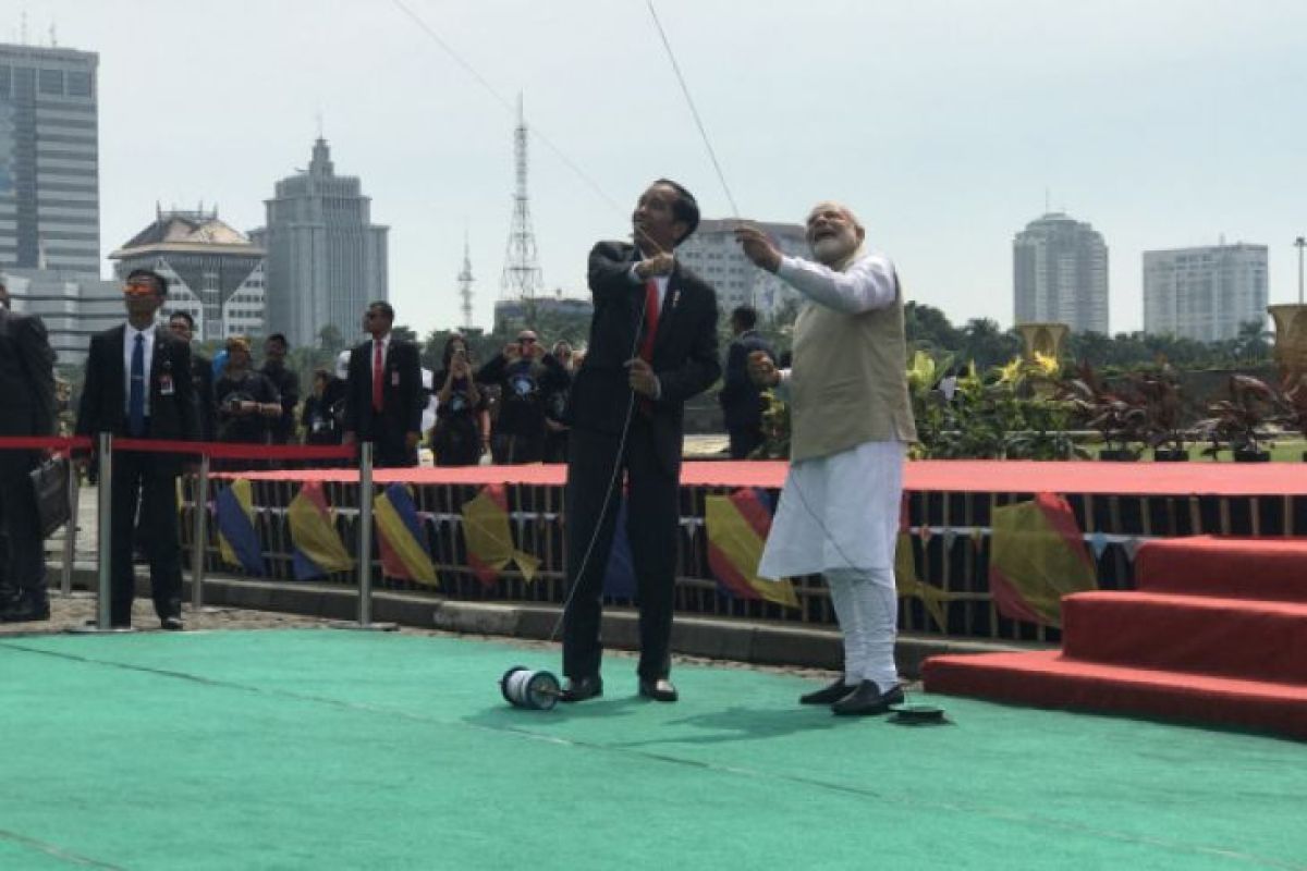 Presiden Jokowi dan PM Modi terbangkan layang-layang di Monas