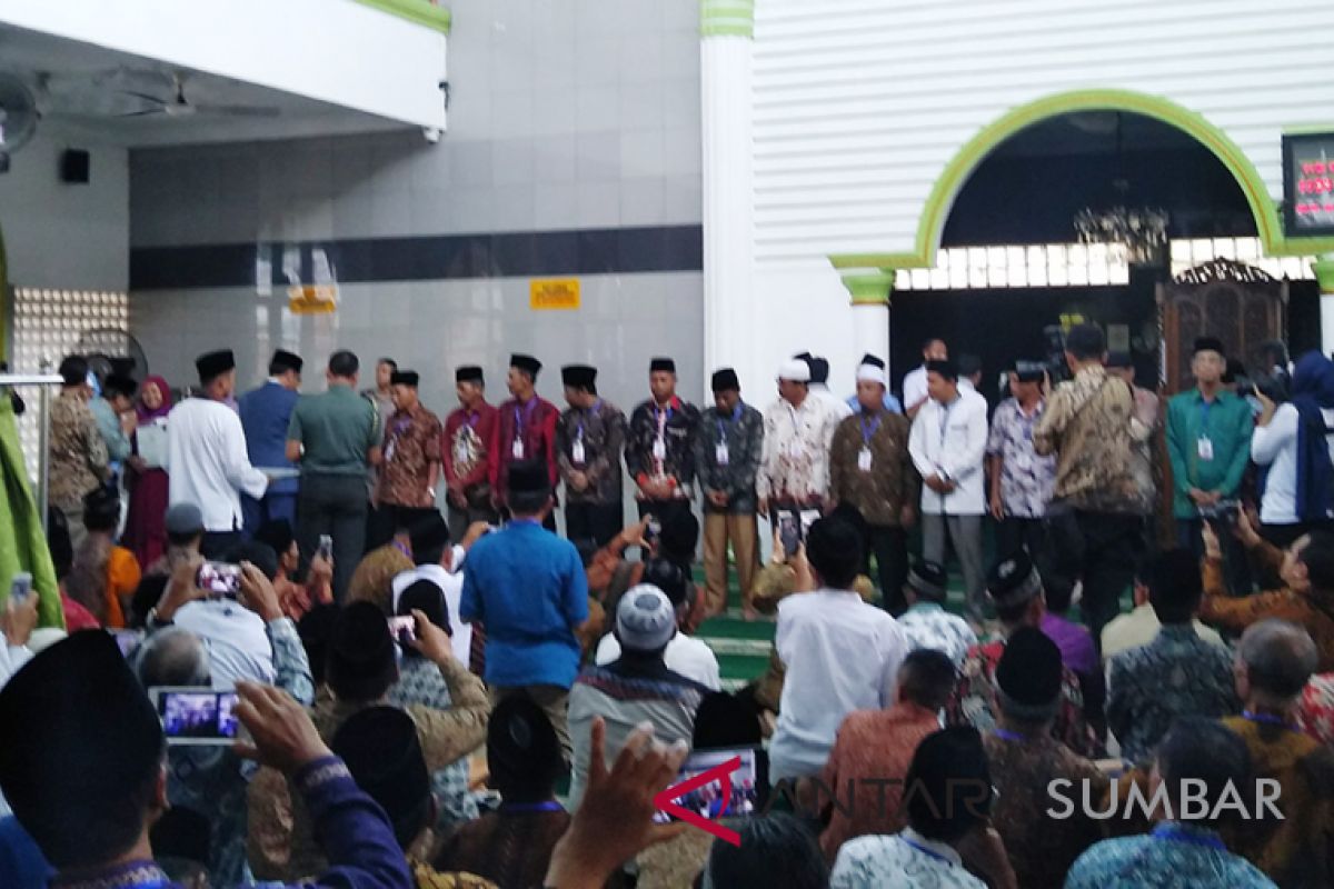 Presiden Jokowi bagikan  sertifikat tanah wakaf di Padang (Video)