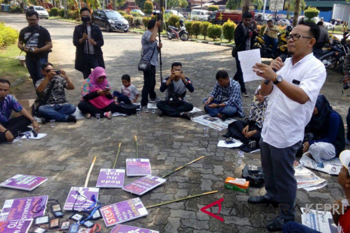 Ketua KPU Tanjungpinang baca puisi kebebasan pers