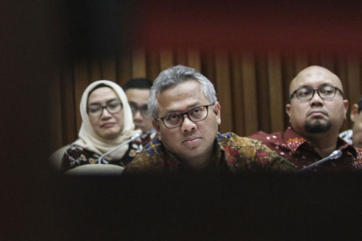 KPU copot Evi Novida serta Ilham Saputra dari jabatan ketua divisi