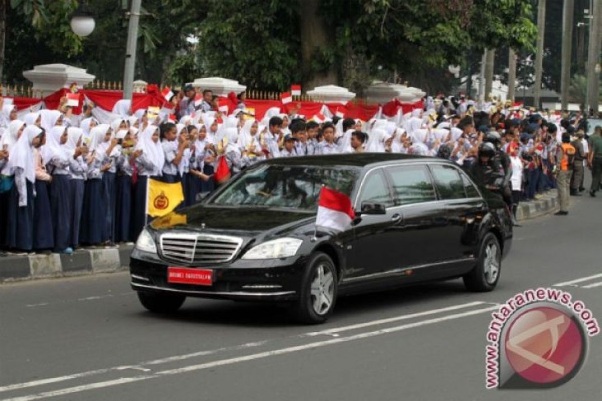 Presiden Jokowi-sultan Brunei bertanding bulutangkis