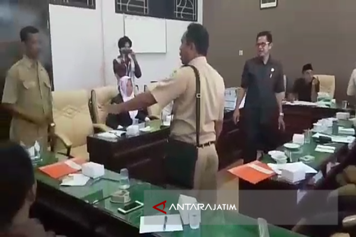 MO Madura United Dipukul LSM di Kantor Dewan (Video)