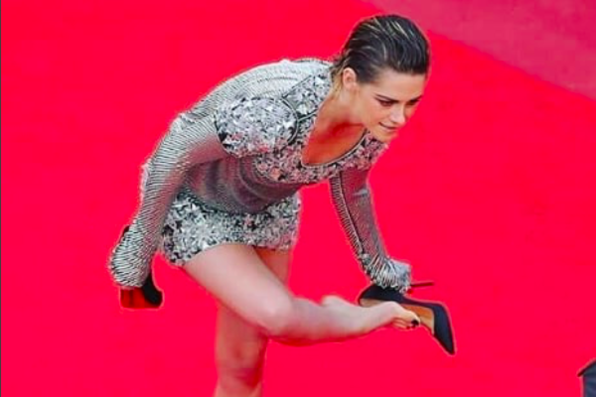 Kristen Stewart copot sepatu hak tinggi di karpet merah Cannes