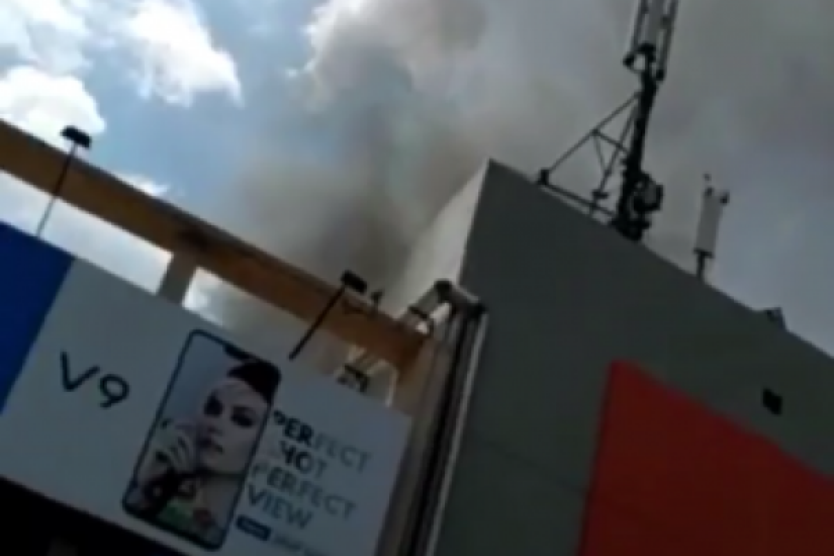 Genset di atap gedung terbakar, pengunjung PS Mall panik