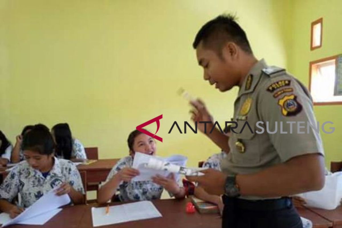 Seorang polisi di Poso jadi guru sukarela