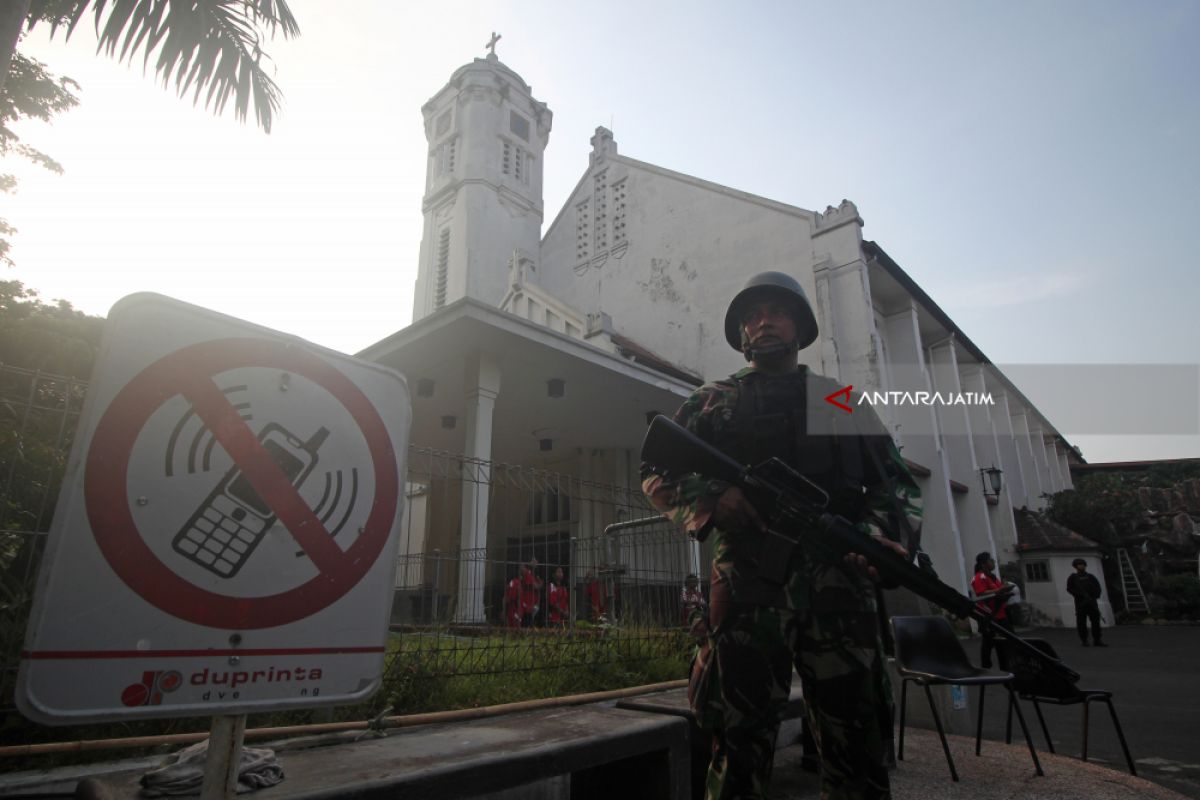 Aparat Perketat Penjagaan Gereja di Surabaya Saat Misa (Video)
