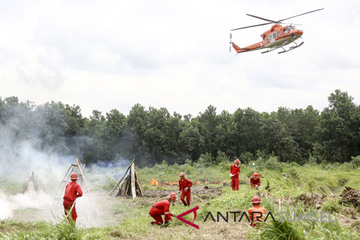 Dua helikopter antisipasi kebakaran hutan tiba di Palembang