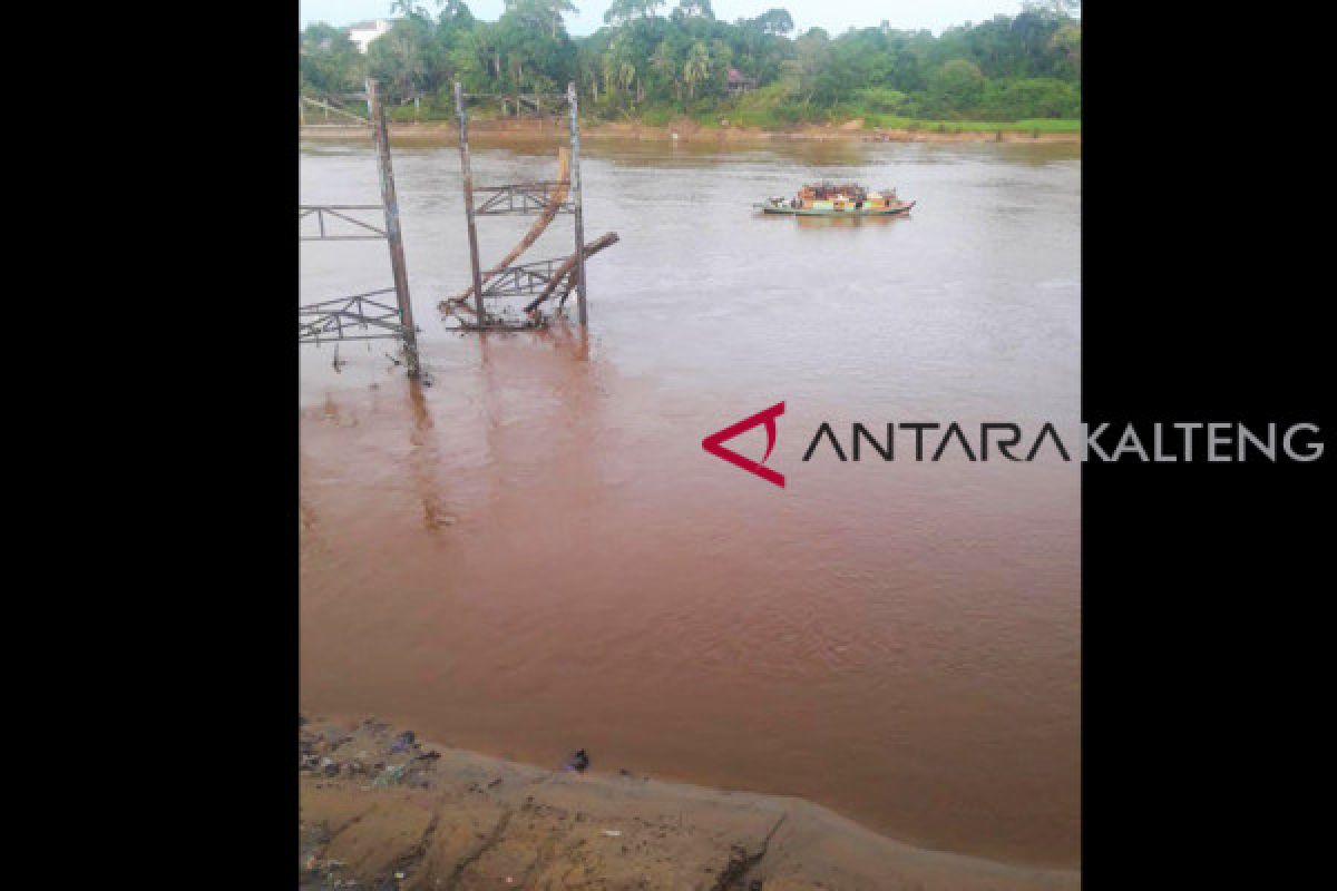 Kapal dan tongkang di Barito Utara terperangkap karena ini