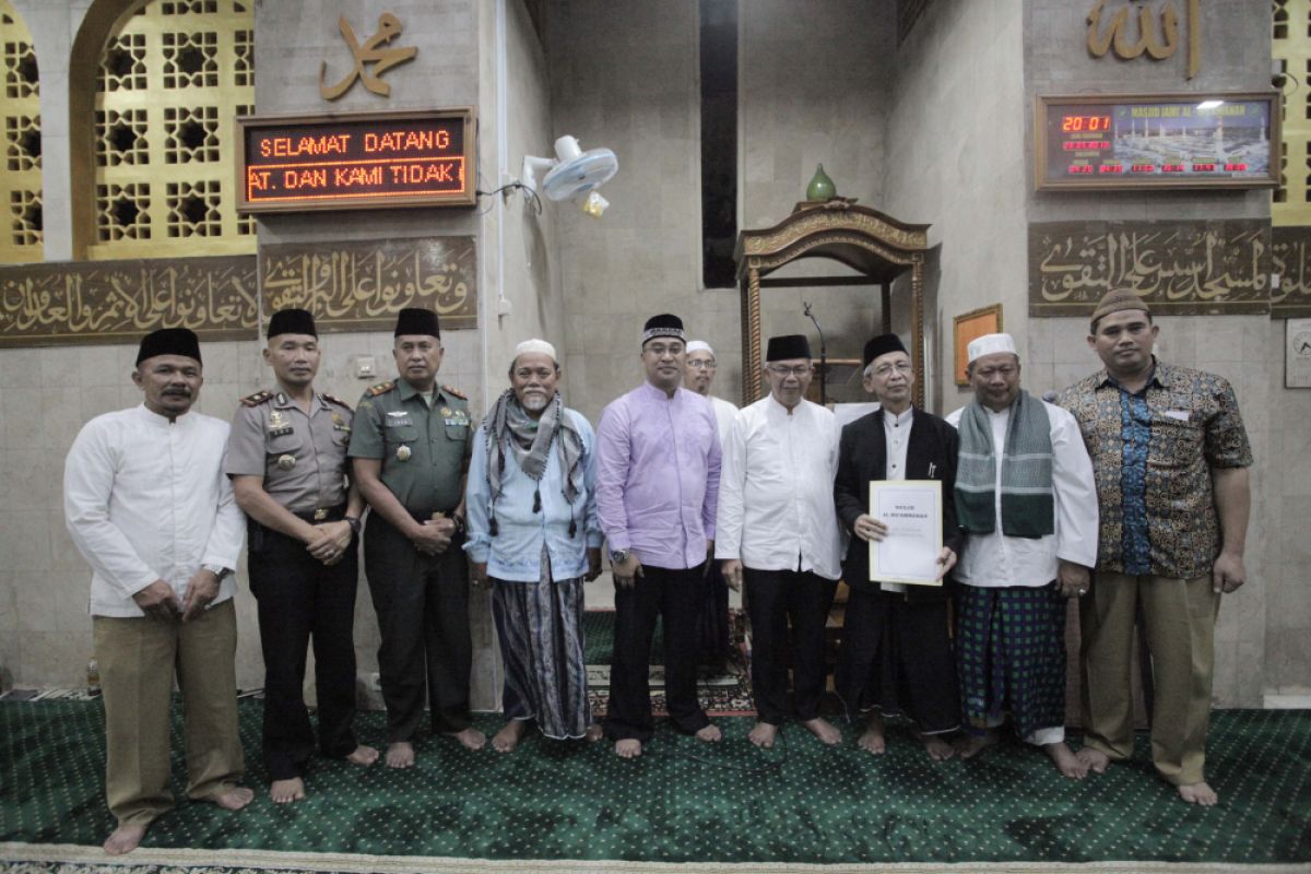 Pemkot Bagikan  6.000 Al-Quran Tarling Di  134 Masjid