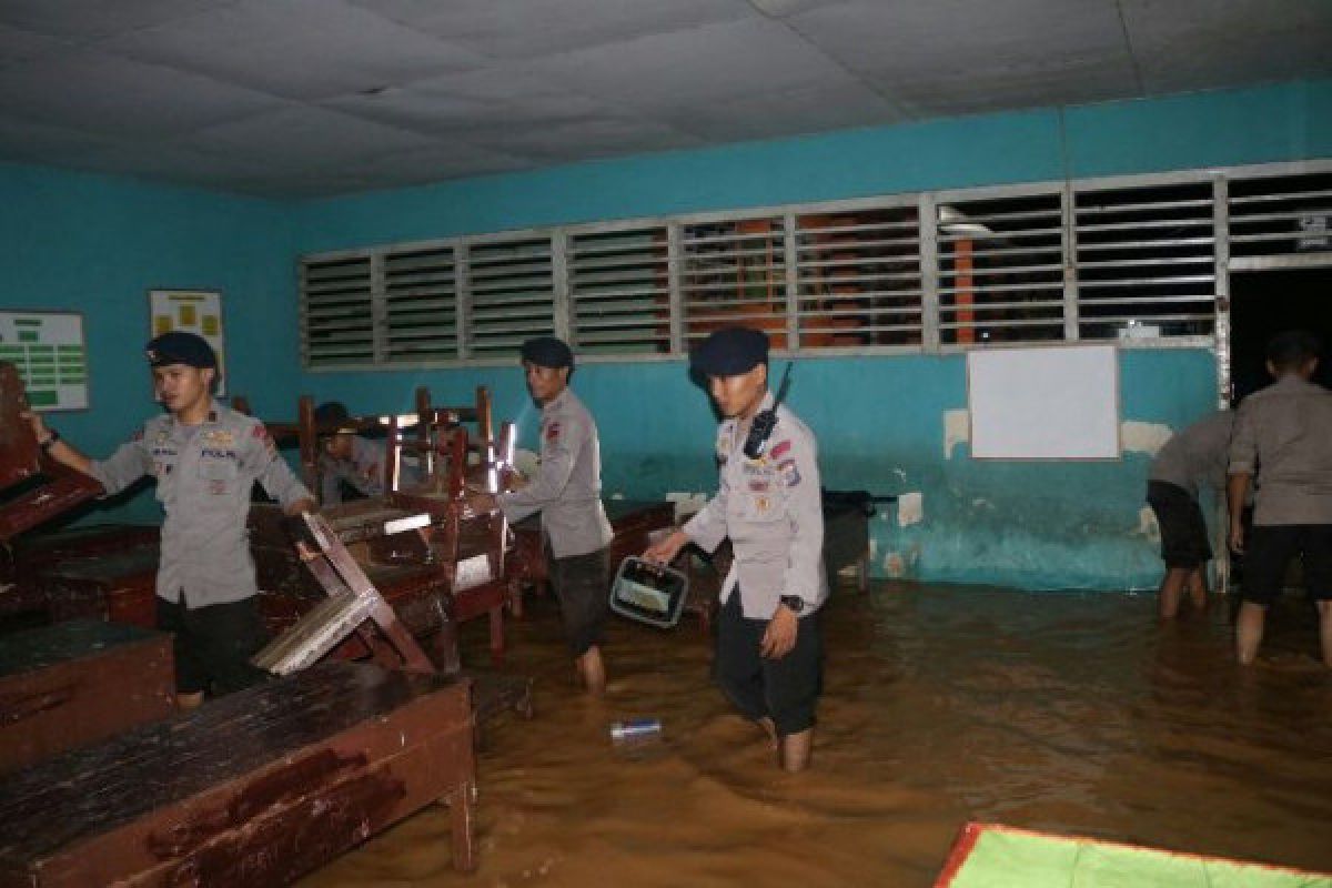 Anggota Brimob bersihkan SD yang kebanjiran di Tolitoli