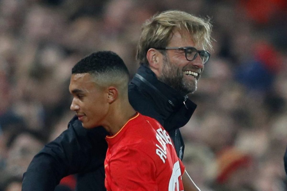 Juergen Klopp membuat kaget Alexander-Arnold