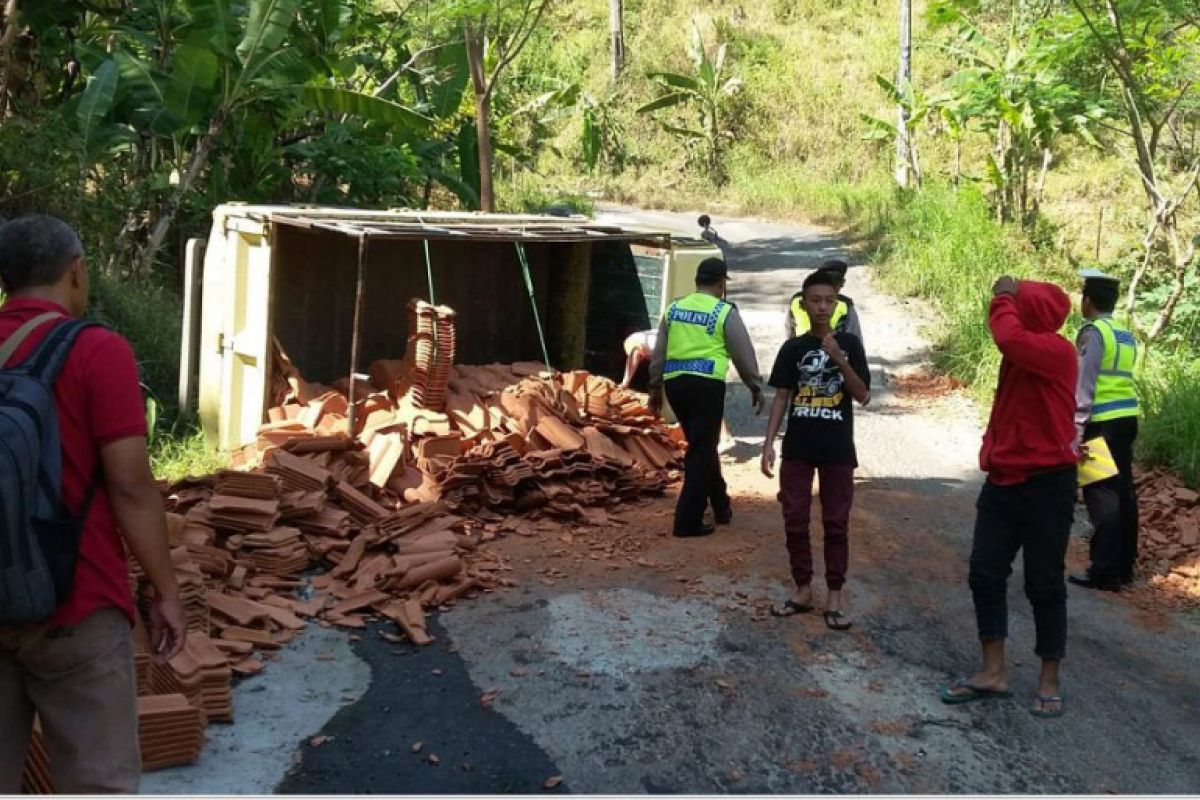 Truk Pengangkut Genteng Terguling di Ponorogo