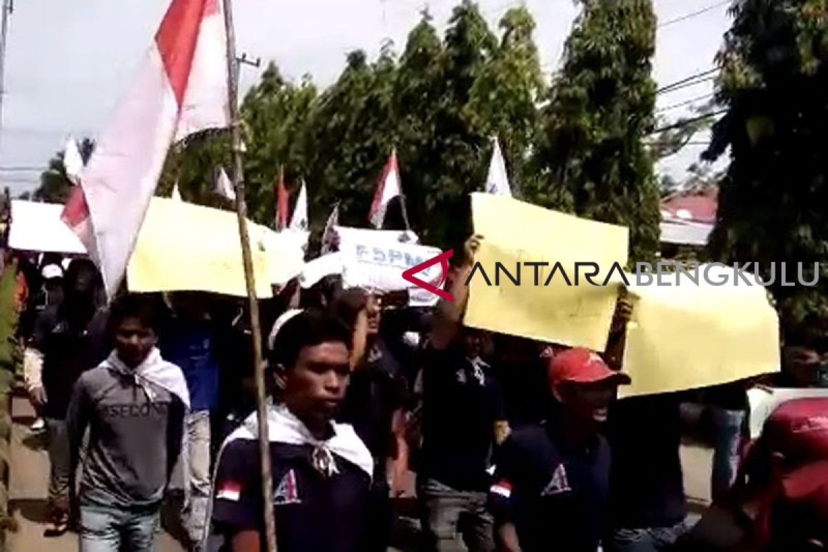 Belasan orang demo tagih realisasi program Bupati