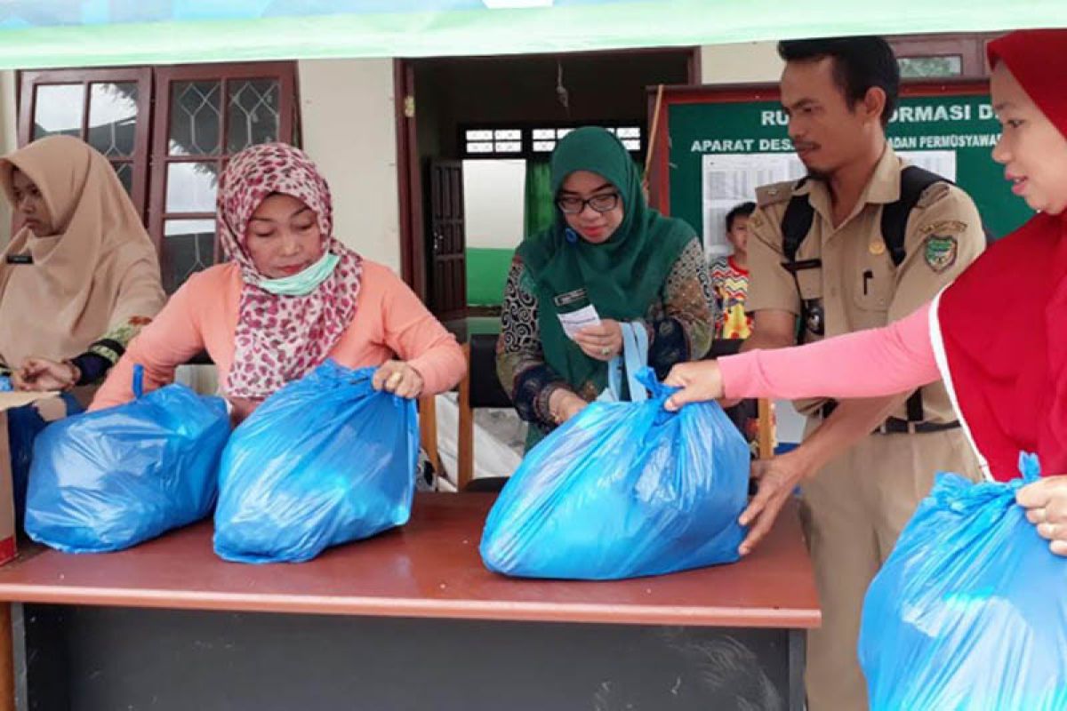 Meski diguyur hujan, masyarakat Barut tetap serbu pasar murah Ramadhan