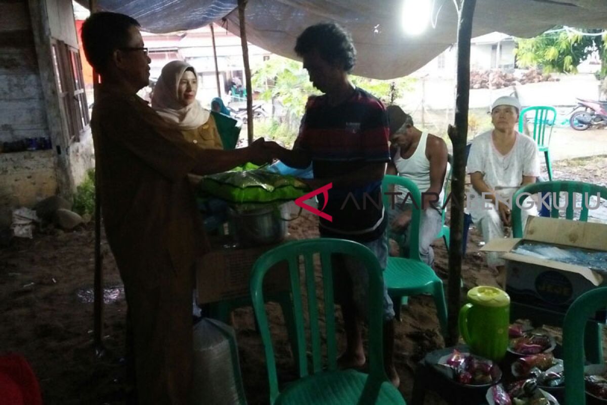 Mukomuko bantu keluarga korban disambar petir