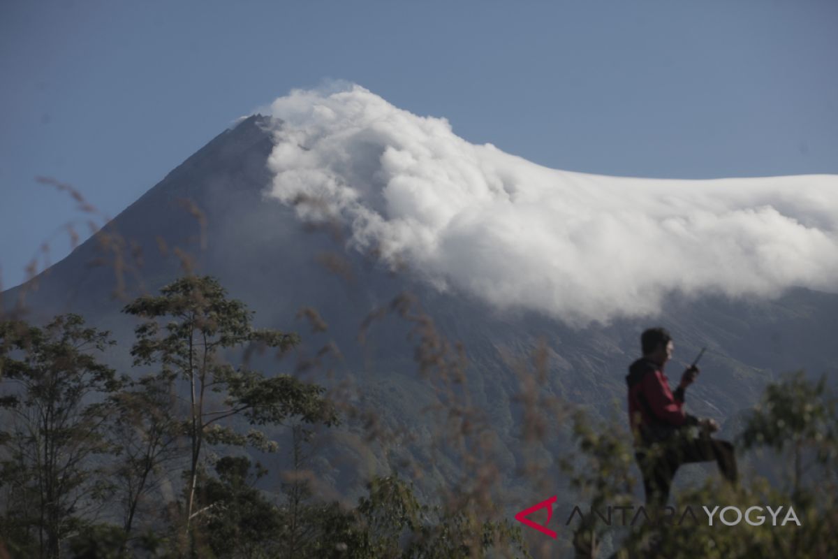 Gunung Merapi meletus lagi Jumat pagi