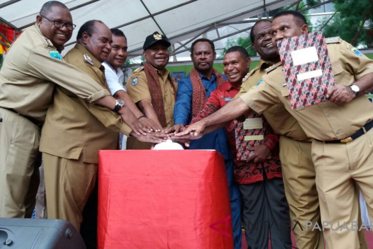 Gubernur Mandacan Kukuhkan Tim Pemekaran Provinsi Papua Barat Daya