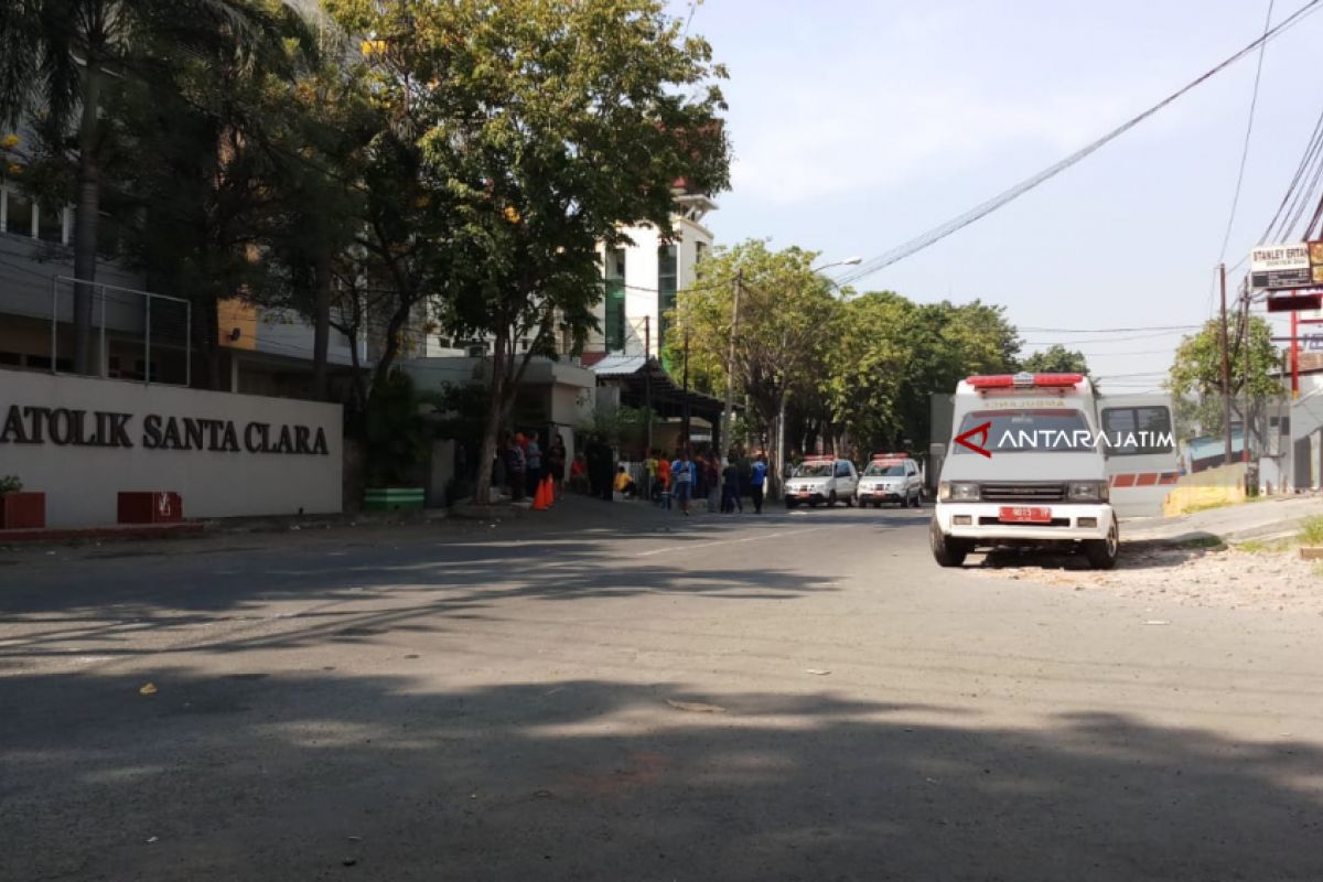 Sejumlah Ambulans Siaga di Gereja Santa Maria (Video)