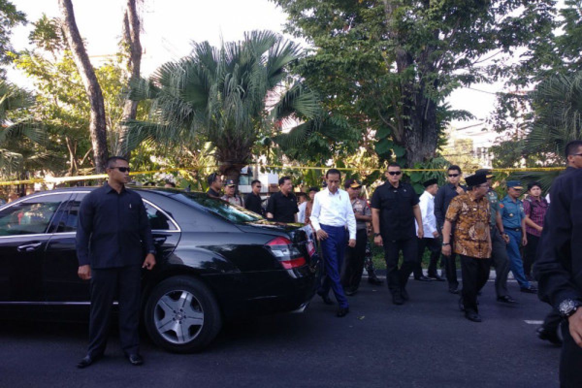 President Jokowi visits scenes of church bomb attacks