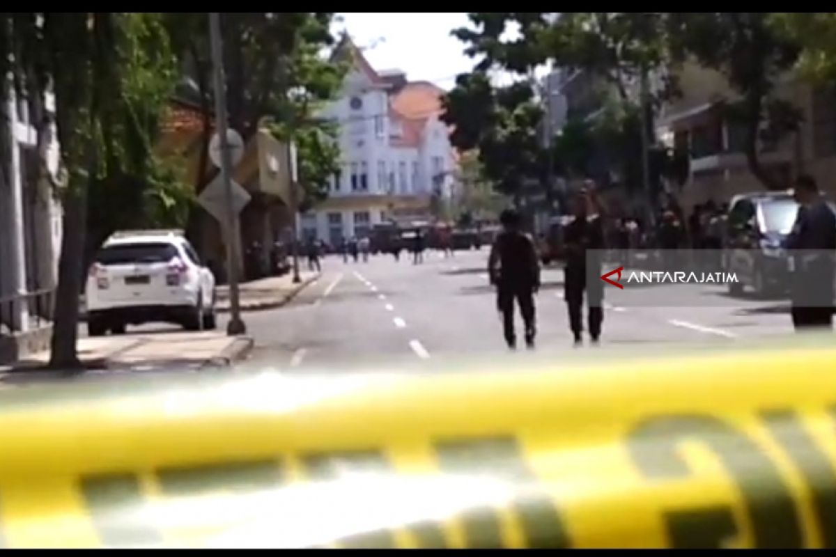 Mobil Gegana Tinggalkan Polrestabes Surabaya