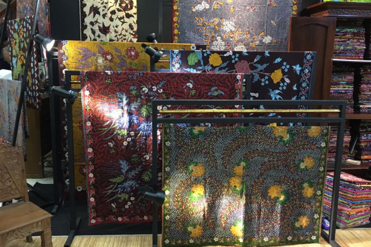 Pameran batik tarik perhatian di gedung UNESCO Paris