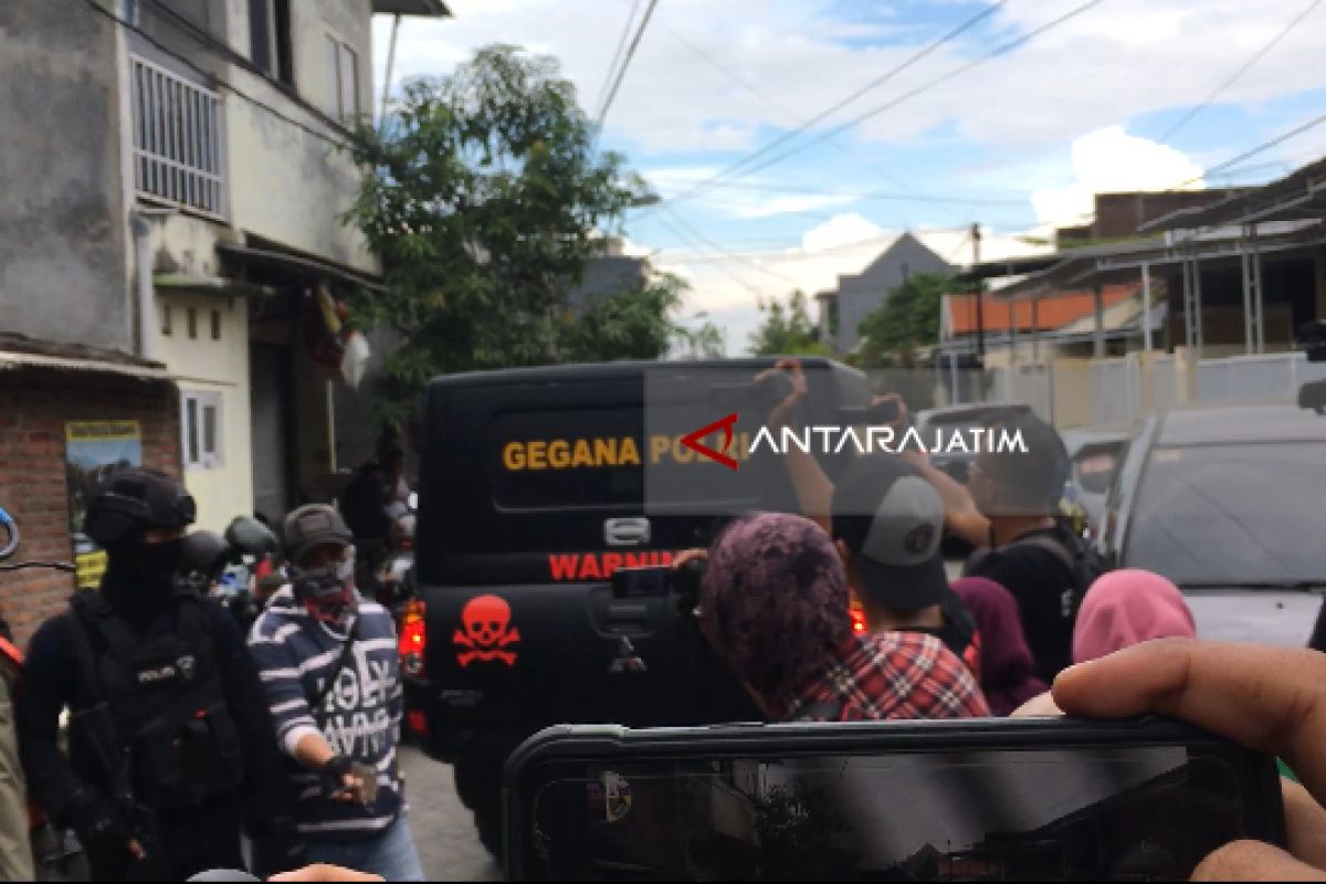 Densus 88 Temukan Puluhan Bahan Peledak di Rumah Terduga Teroris (Video)