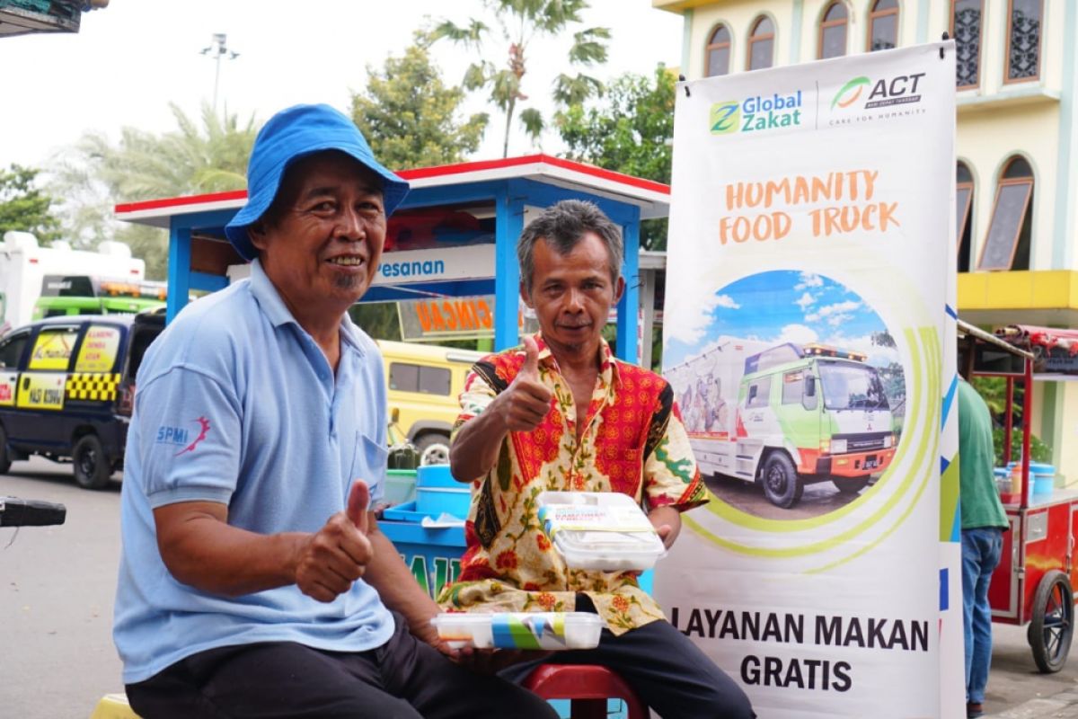 Dishub DKI bagi-bagi takjil gratis sambil sosialisasi tertib lalu lintas