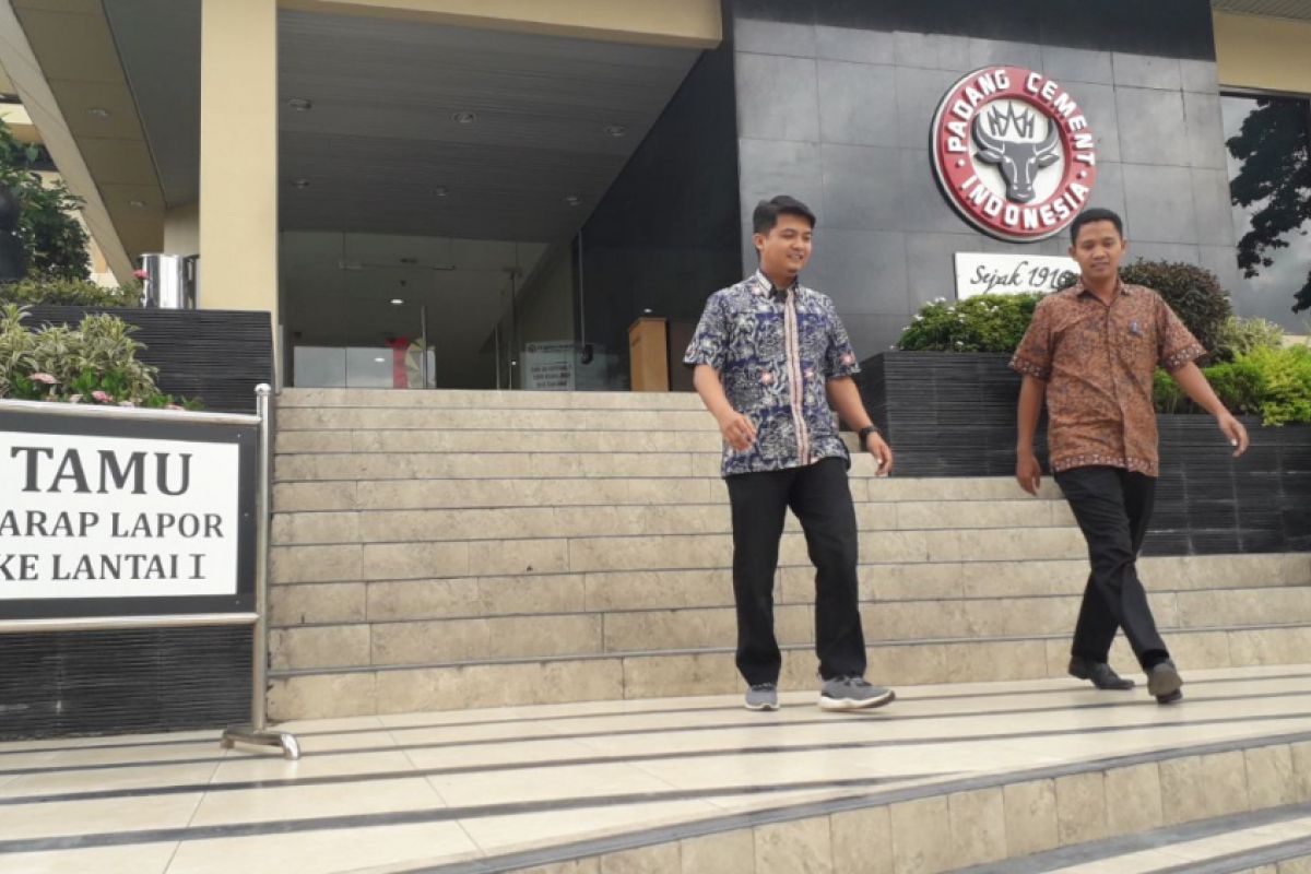 Perkuat semangat nasionalis, karyawan Semen Padang bekerja mengenakan motif batik