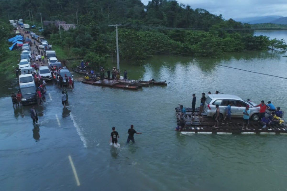 Korban banjir Konawe Selatan bertahan di pengungsian