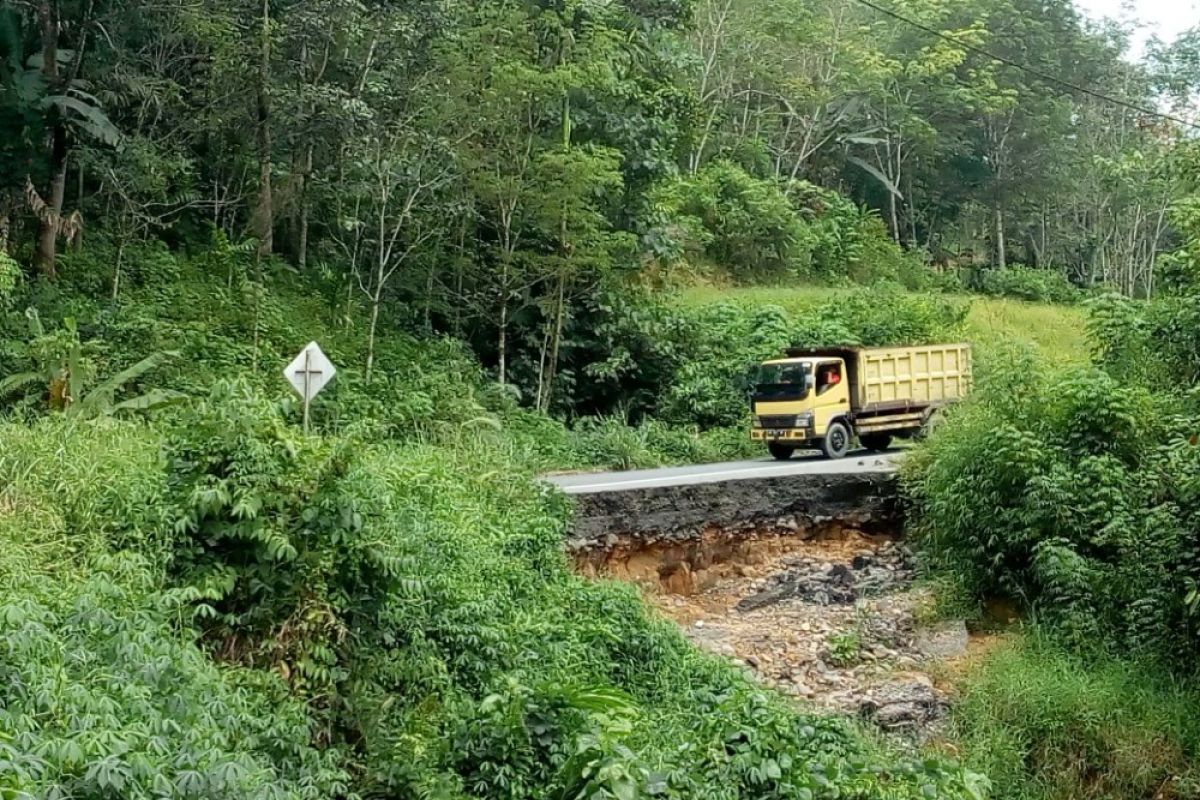 Longsor putus akses jalan di Tapanuli Selatan