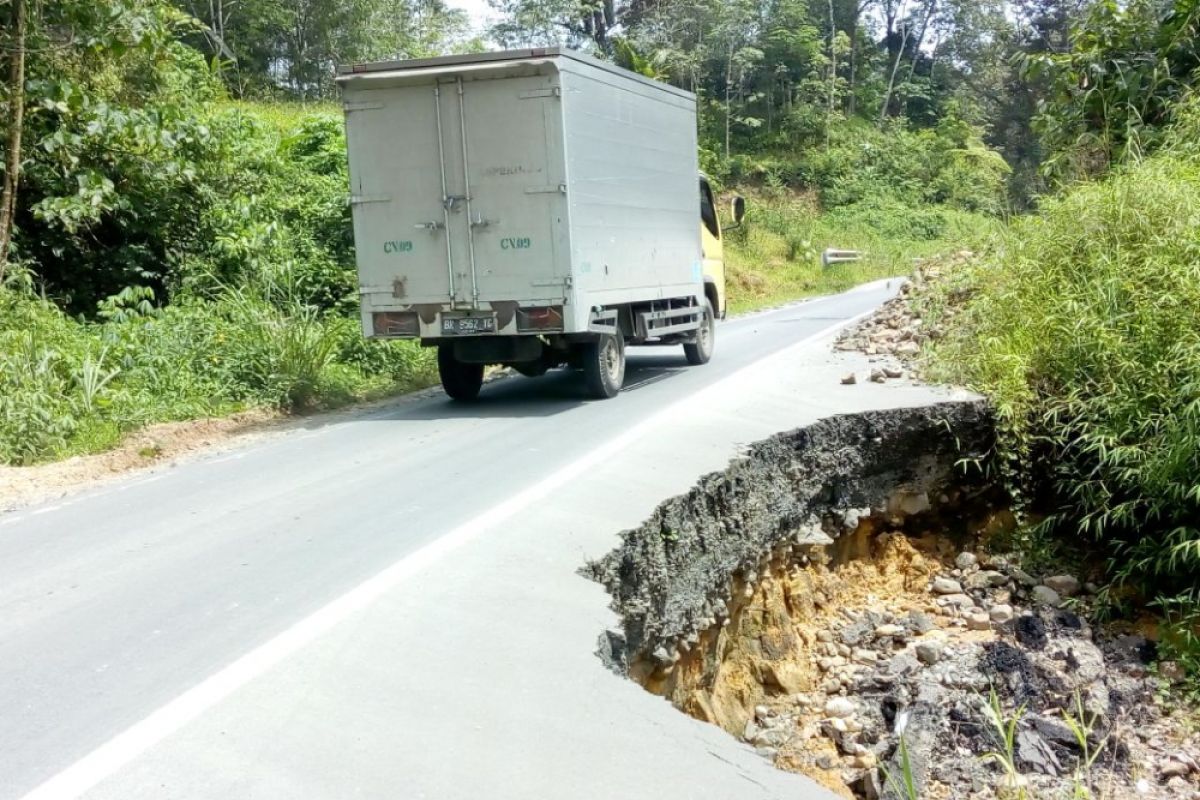 Jalan nasional di Tapanuli Selatan banyak yang rusak