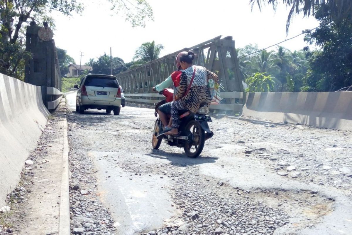 Jalan rusak parah, delapan perusahaan sawit dipanggil