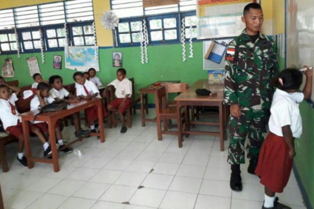 Prajurit Satgas Yonif 501 Kostrad menjadi guru di Nafri