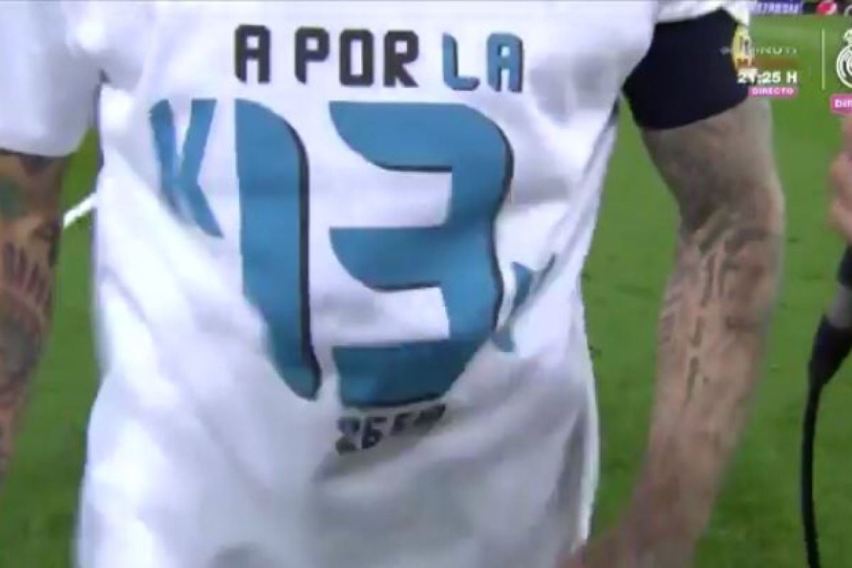 Pemain Madrid pamer t-shirt "a por la 13", apa artinya?