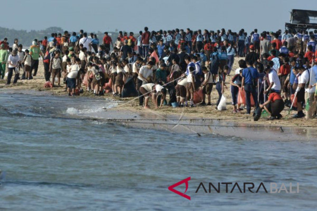 Gema Bakti Pramuka Badung bersihkan sampah pantai