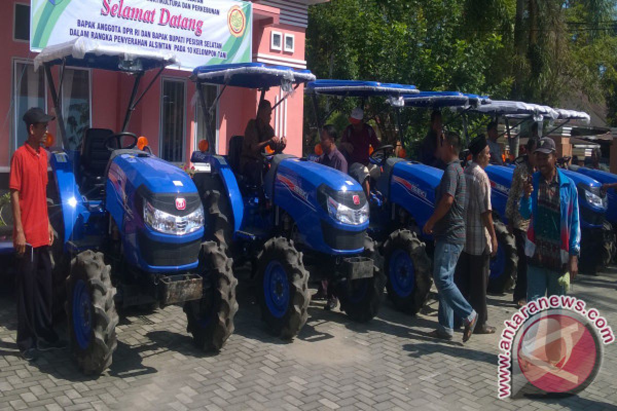 Bupati Majene serahkan "handsprayer" kepada poktan