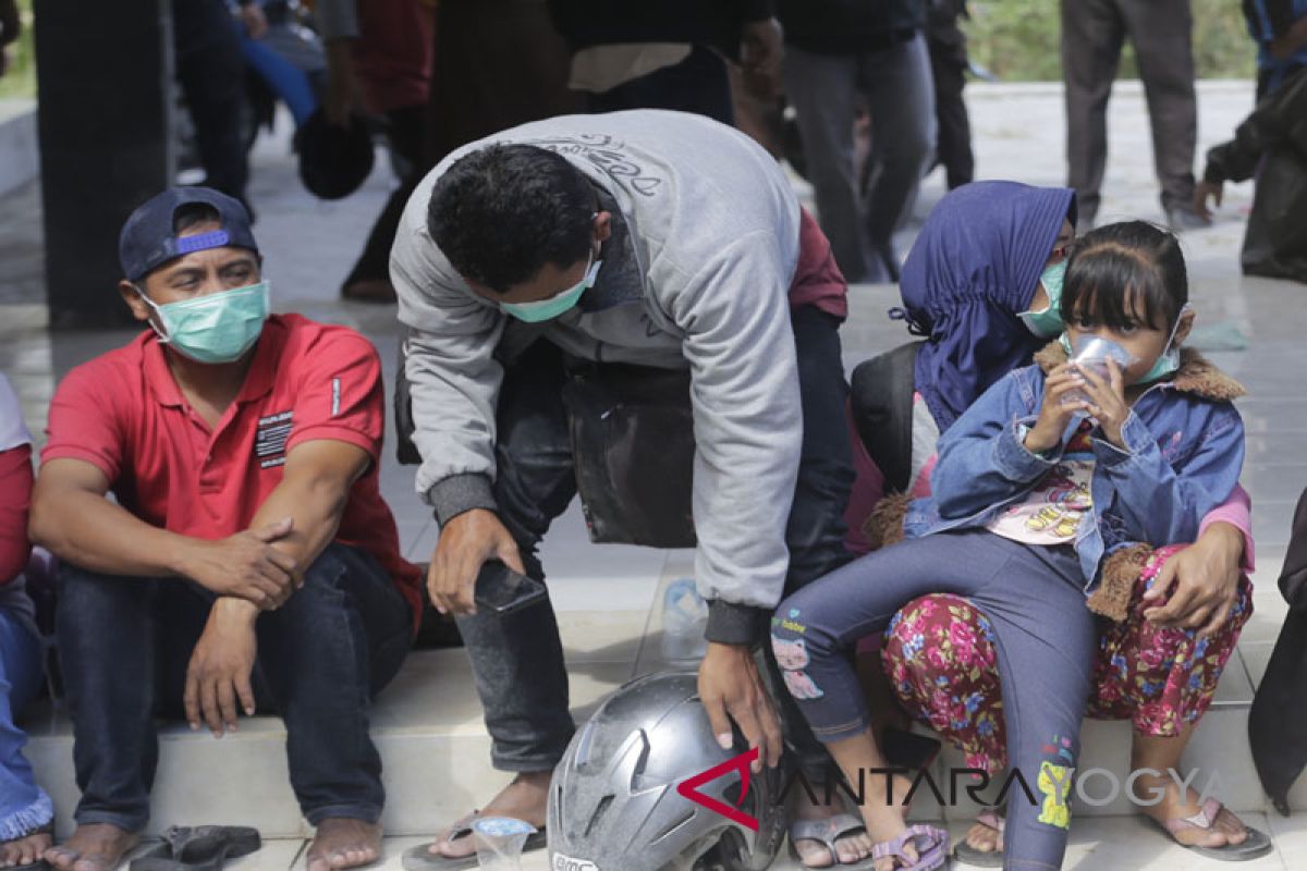 Puluhan warga lereng Merapi Sleman mengungsi