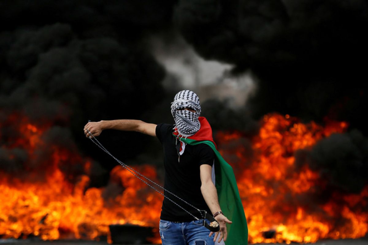 Dozens demonstrate in Gaza against internal division, Israeli blockade