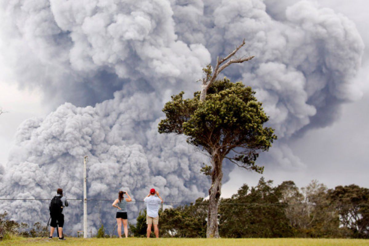 Gumpalan abu vulkanik gunung berapi picu peringatan bahaya di Hawaii