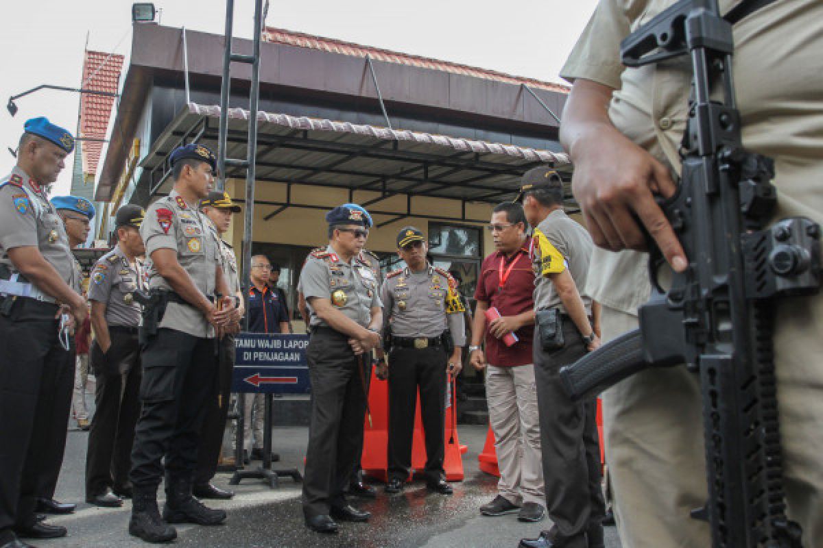 Polri naikkan pangkat polisi yang melumpuhkan penyerang Polda Riau