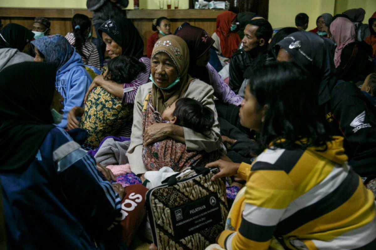 Puluhan warga lereng Merapi di Sleman masih mengungsi