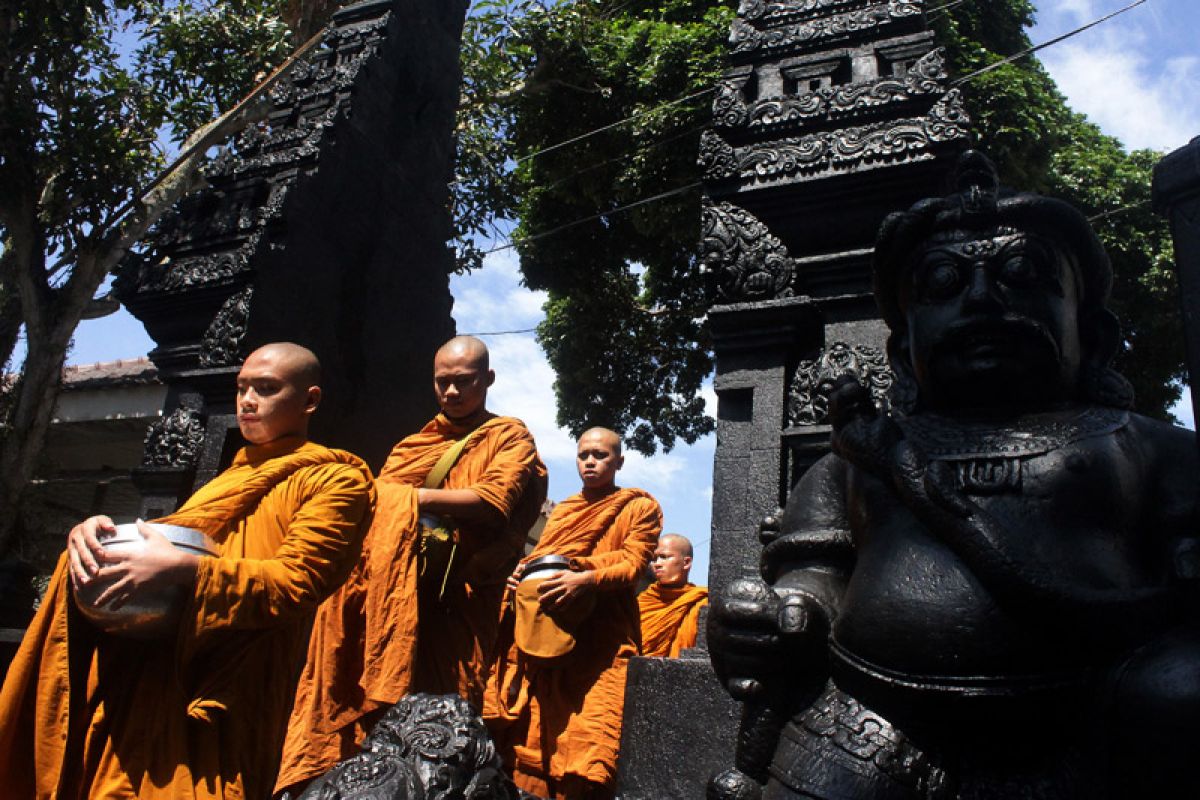 Puluhan narapidana Jatim terima remisi Hari Waisak