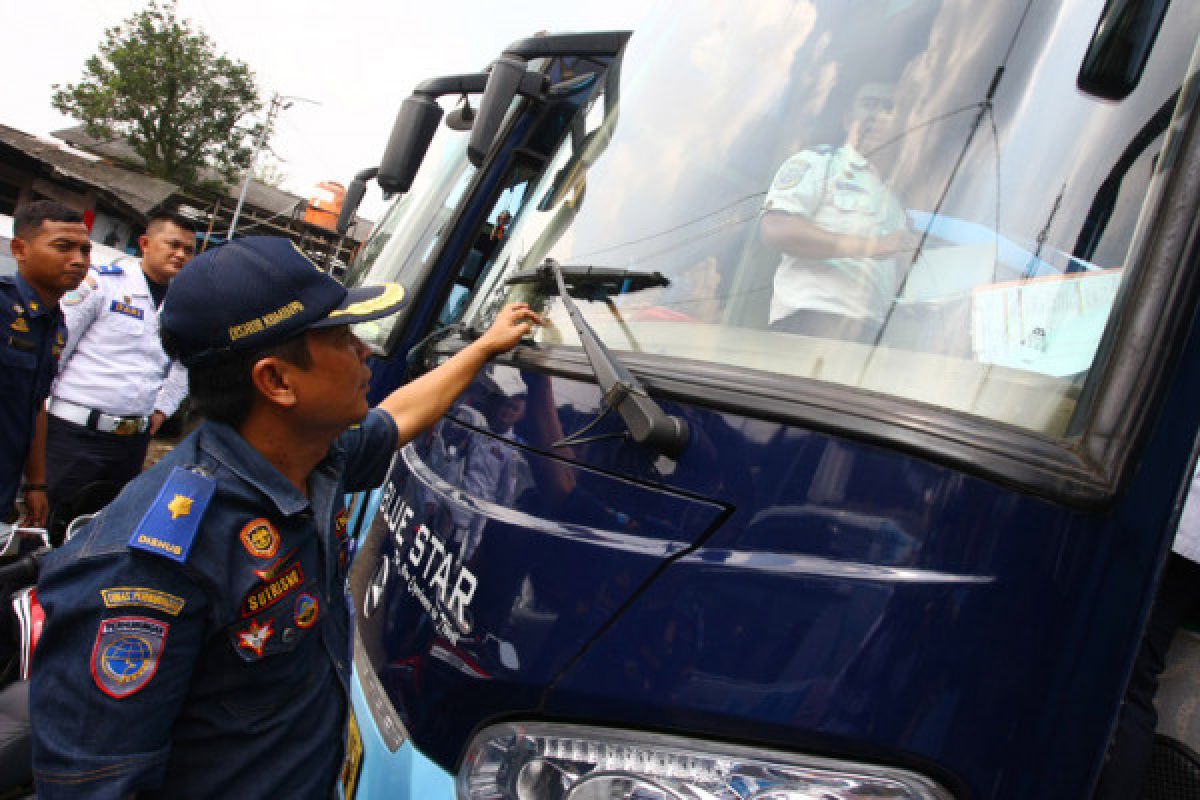 Polisi amankan tiga bus tak laik operasi buat angkutan mudik