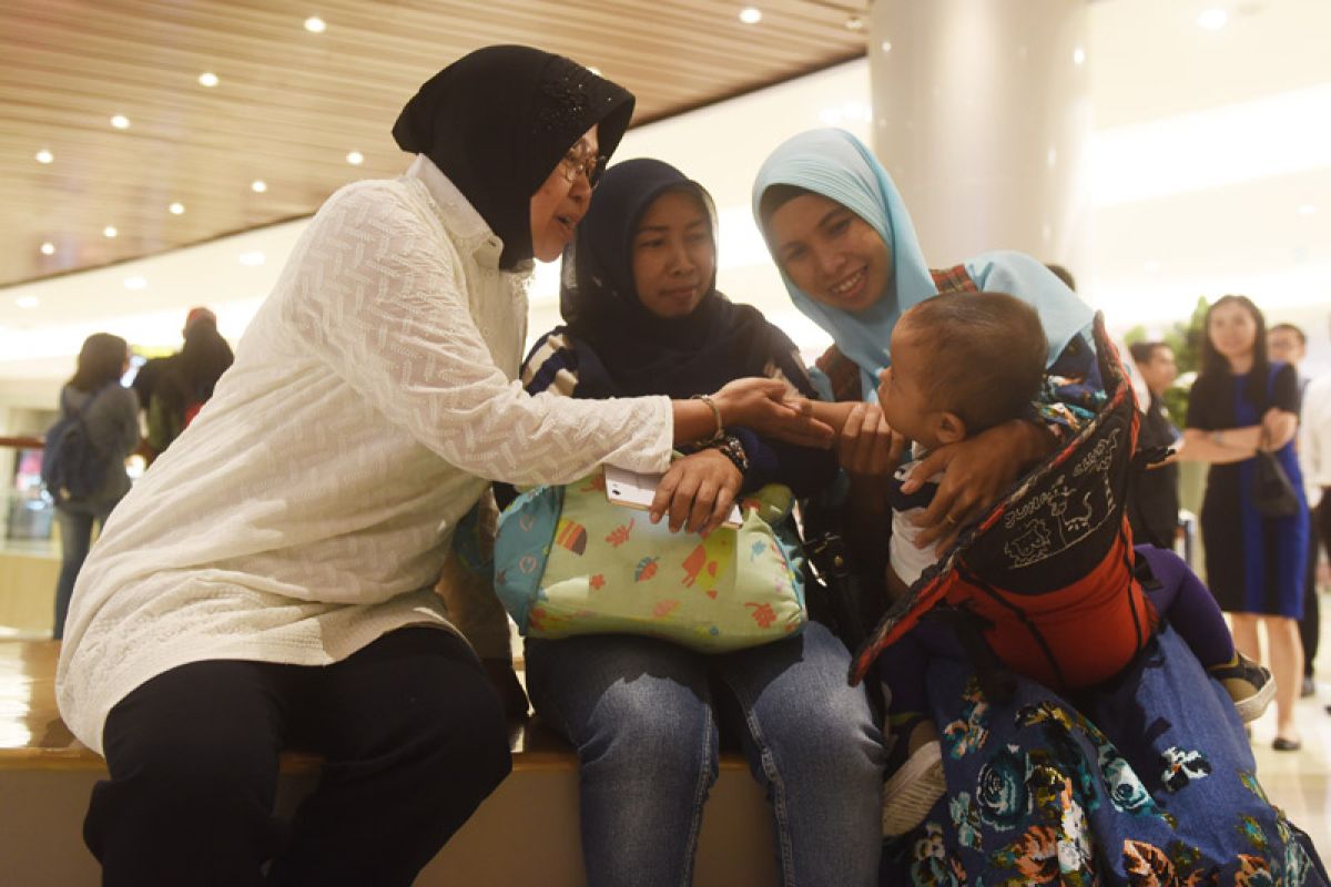 Risma kunjungi pusat perbelanjaan pascakejadian terorisme Surabaya