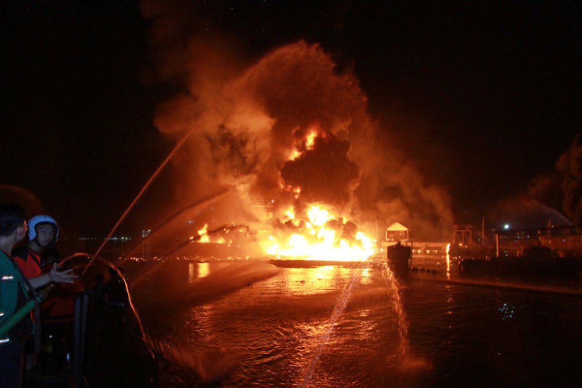 KM Jabal Rahma terbakar di Pelabuhan Selayar