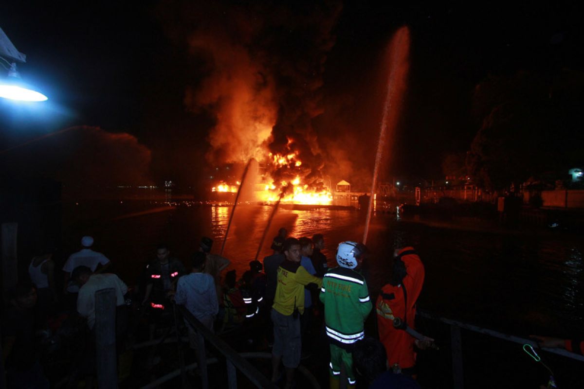 Polda Kalsel selidiki penyebab kebakaran tanker Pertamina