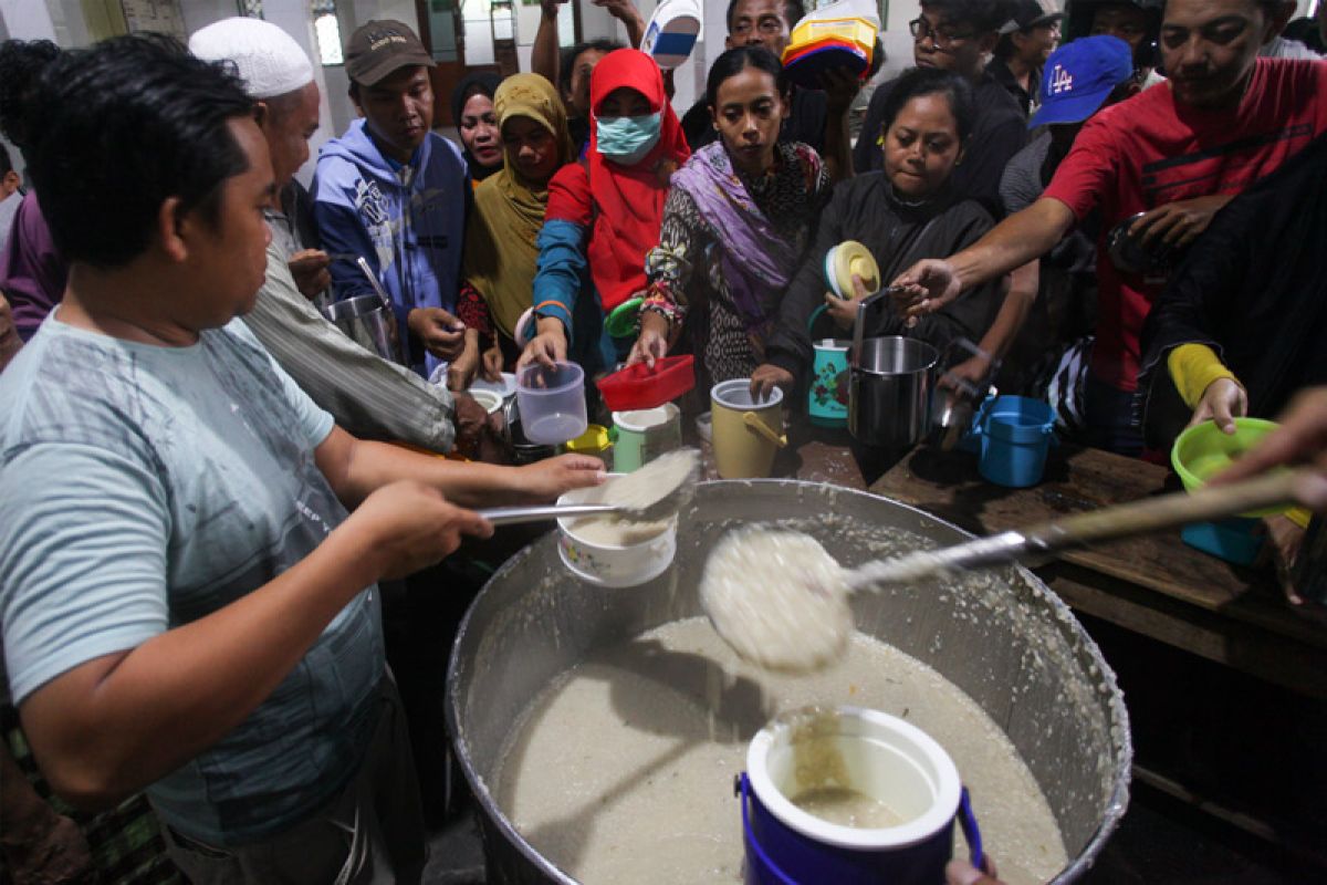 Masjid Darussalam bagikan ribuan porsi bubur samin