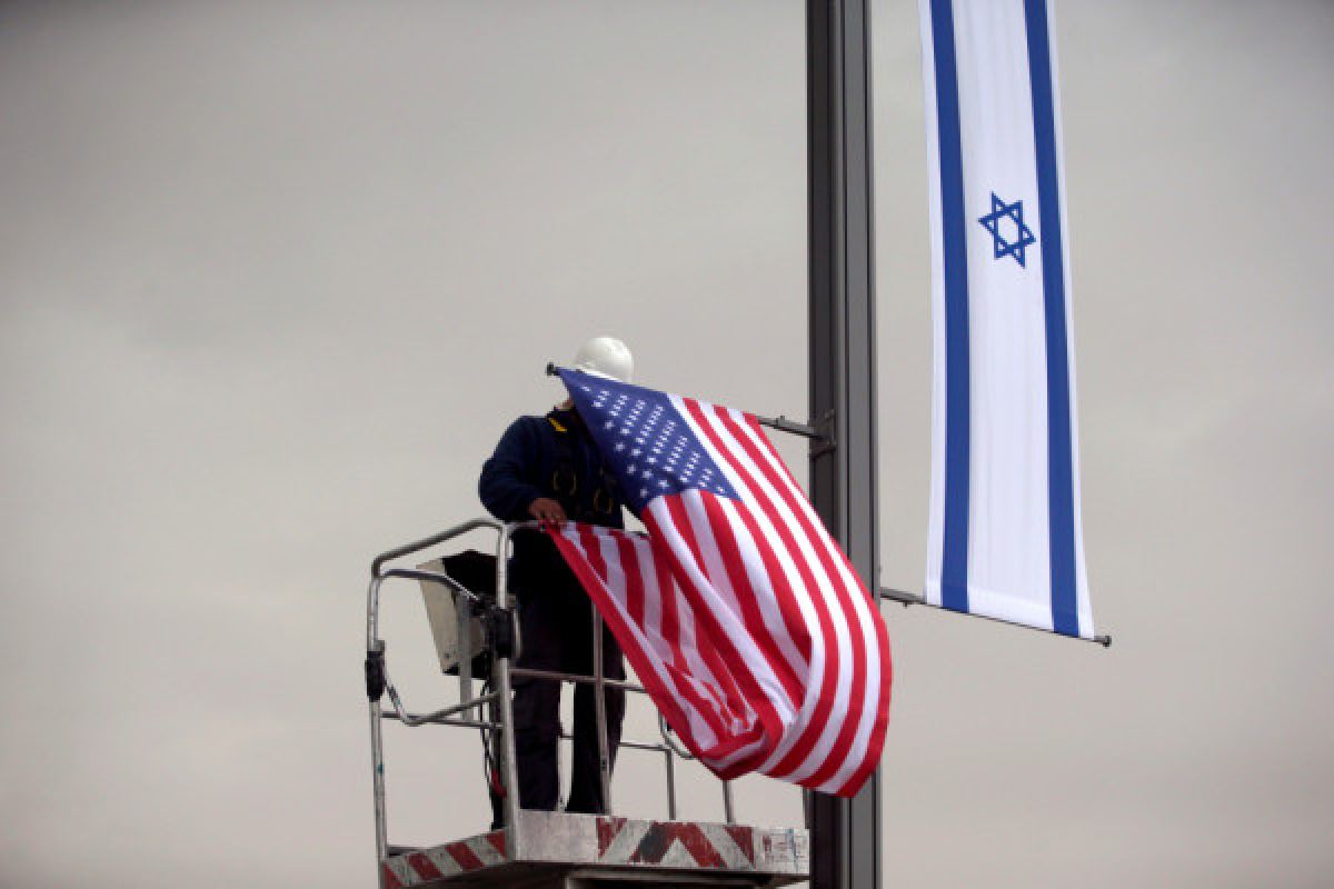 Markah jalan menuju Kedutaan AS dipasang di Yerusalem