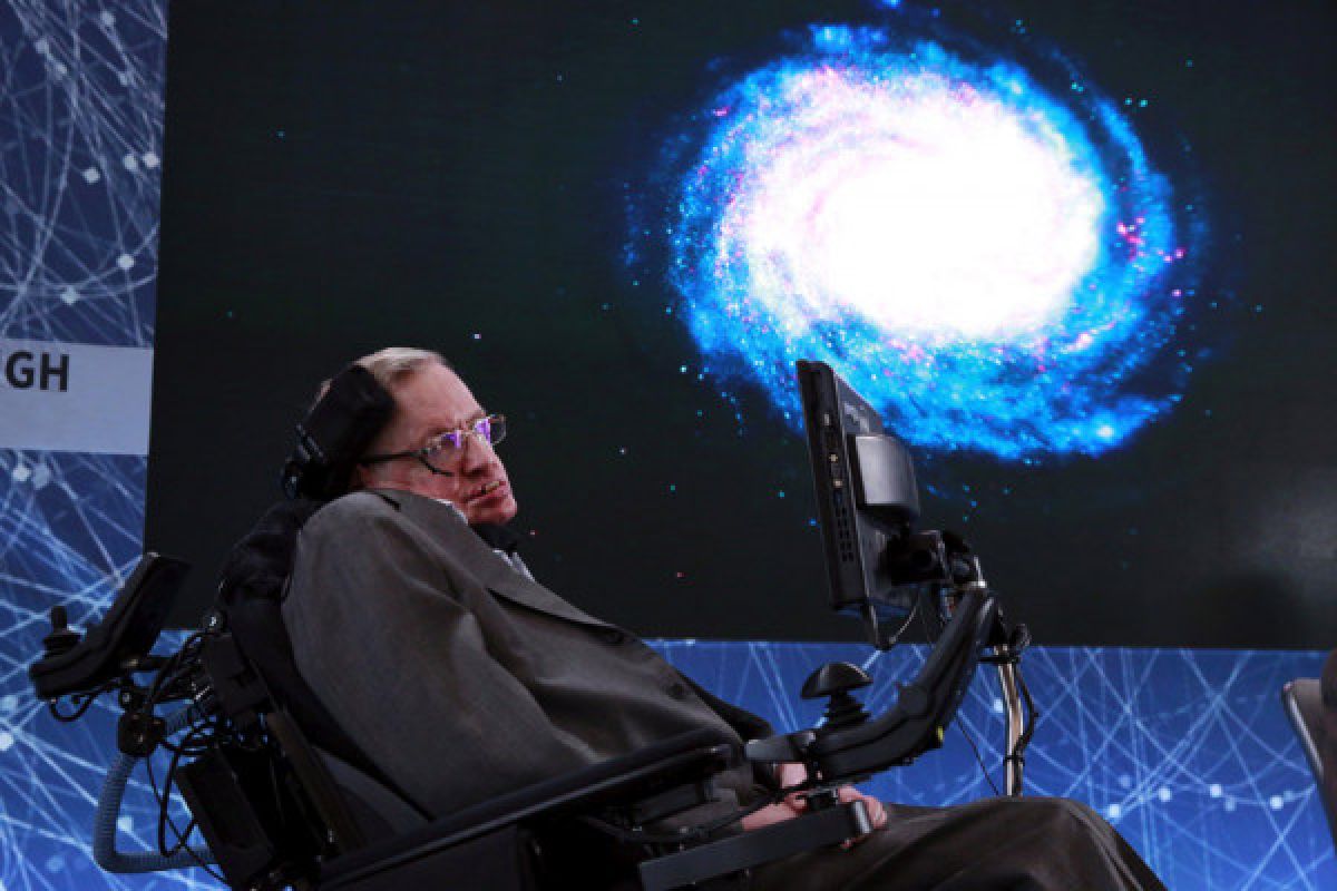 Tesis Stephen Hawking dan kursi rodanya terjual seharga Rp14,6 miliar